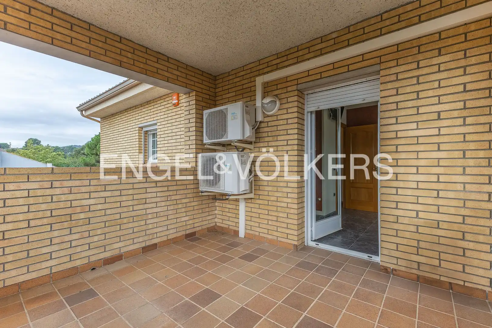 Vista exterior de Casa o xalet en venda en Castellar del Vallès amb Aire condicionat, Calefacció i Jardí privat