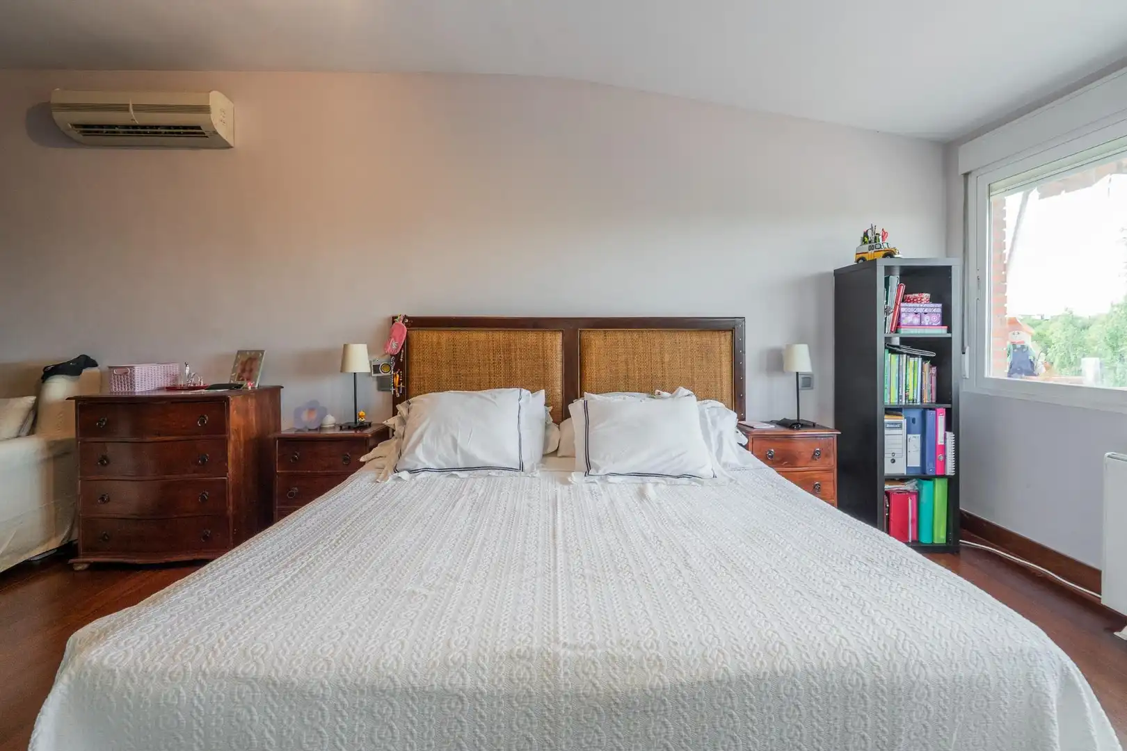 Schlafzimmer von Maisonette zum Verkauf in La Moraleja mit Klimaanlage, Heizung und Privatgarten