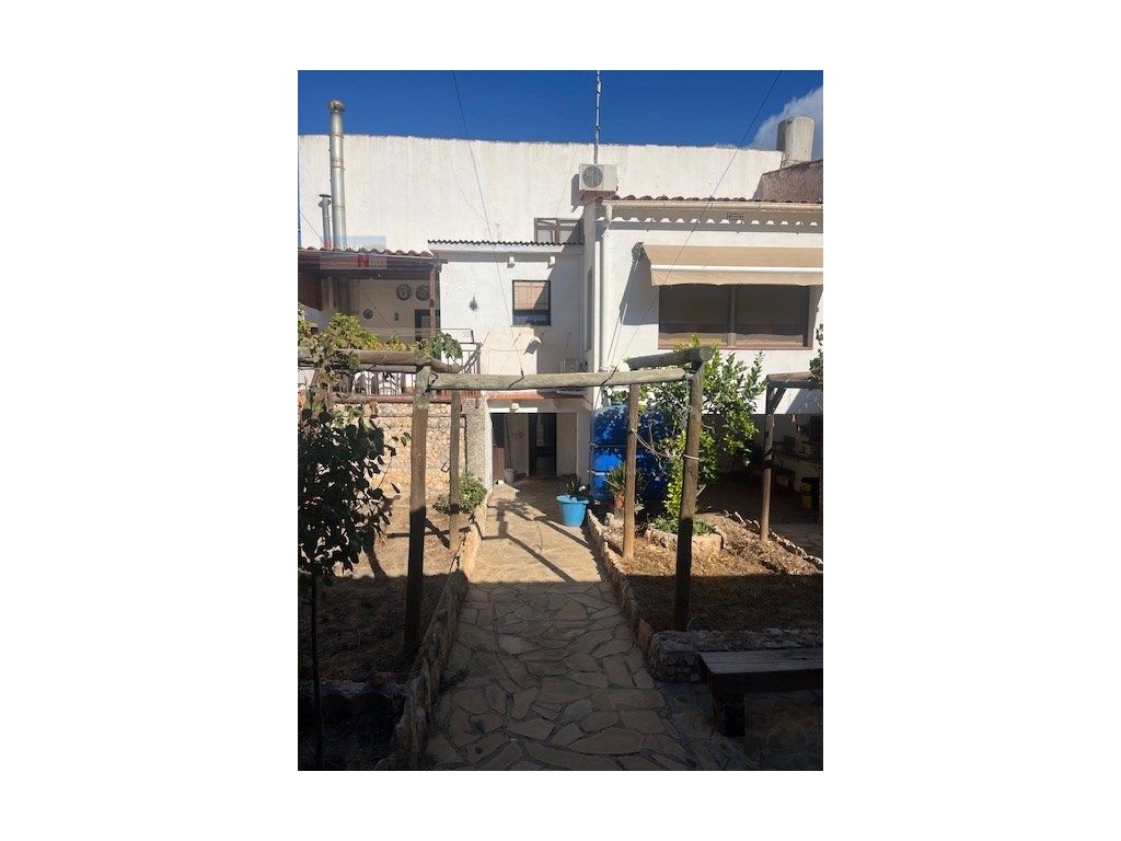 Vista exterior de Casa o xalet en venda en La Bisbal del Penedès amb Aire condicionat, Rentadora i Microones