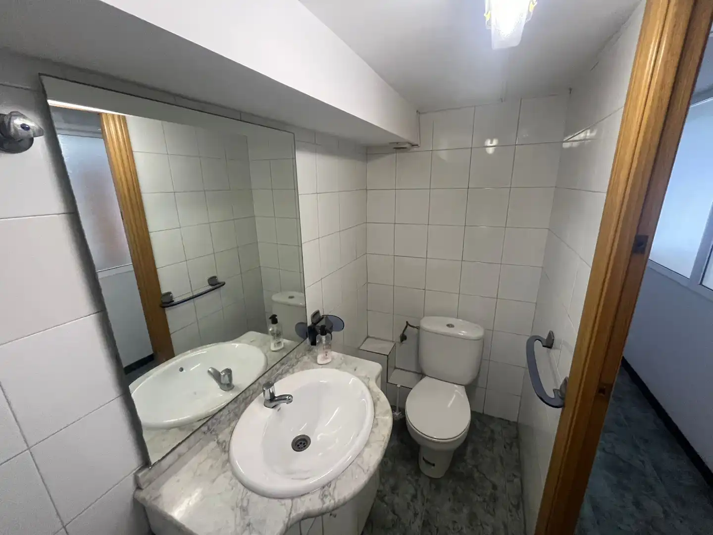 Bany de Local en venda en Santa Coloma de Gramenet amb Parquet i Alarma