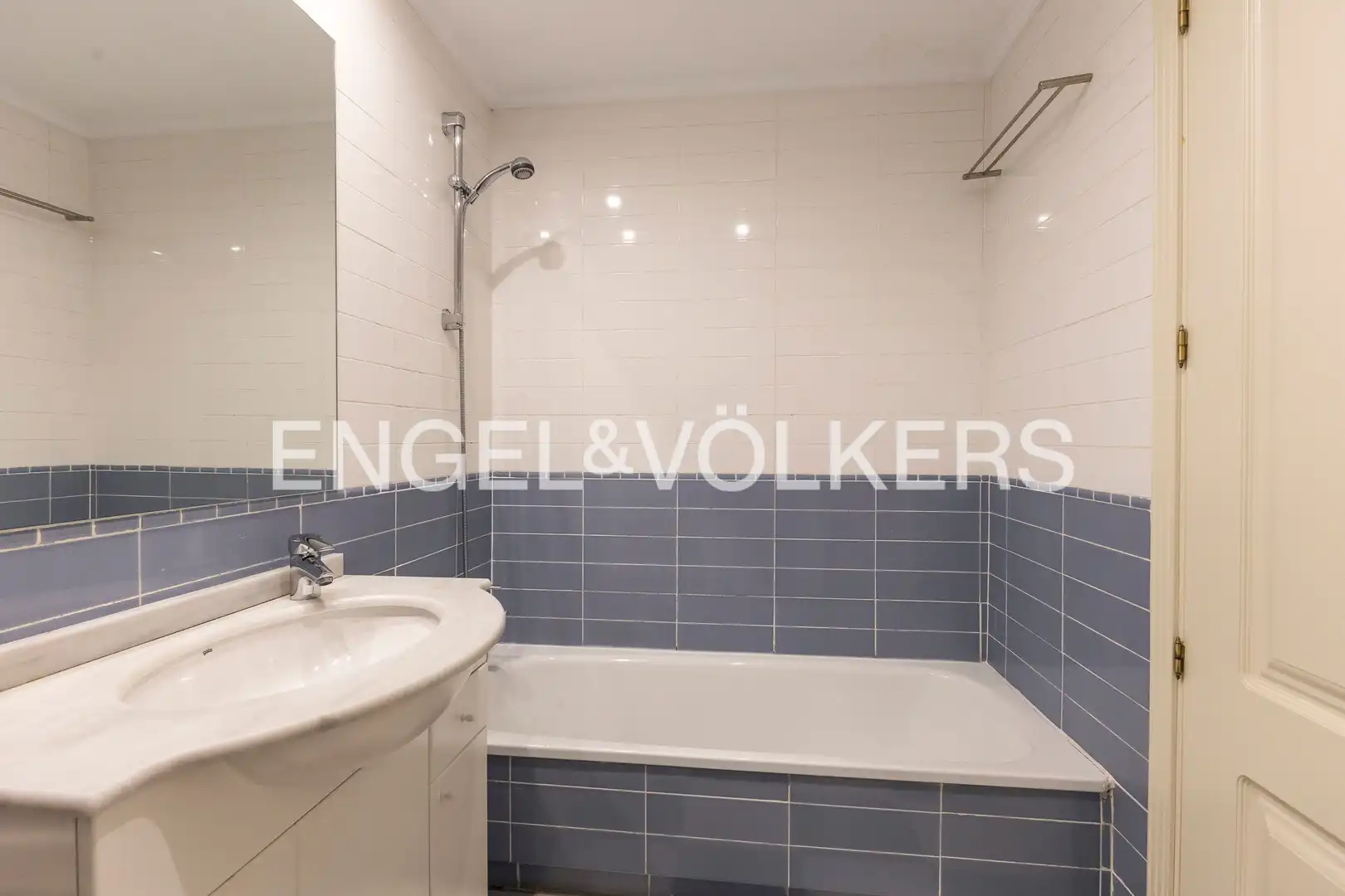 Bathroom of Flat for sale in Madrid  with Air Conditioner, Heating and Swimming Pool