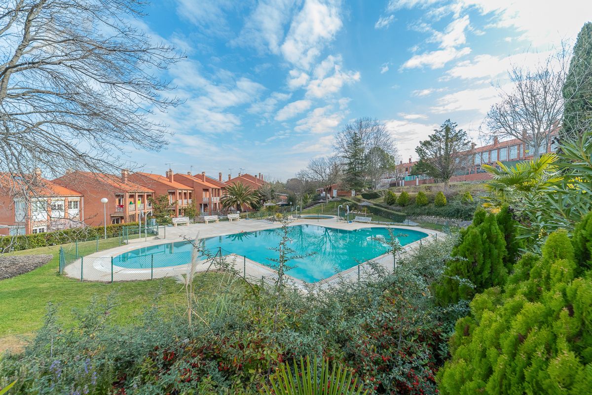 Piscina de Casa adosada en venda en Móstoles amb Aire condicionat, Jardí privat i Terrassa