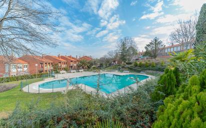 Piscina de Casa adosada en venda en Móstoles amb Aire condicionat, Jardí privat i Terrassa