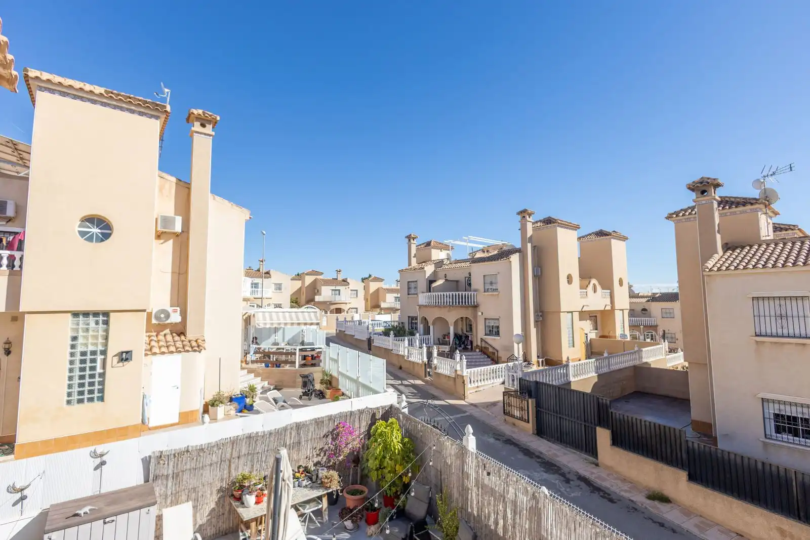 Vista exterior de Casa adosada en venta en Orihuela con Jardín privado, Terraza y Piscina