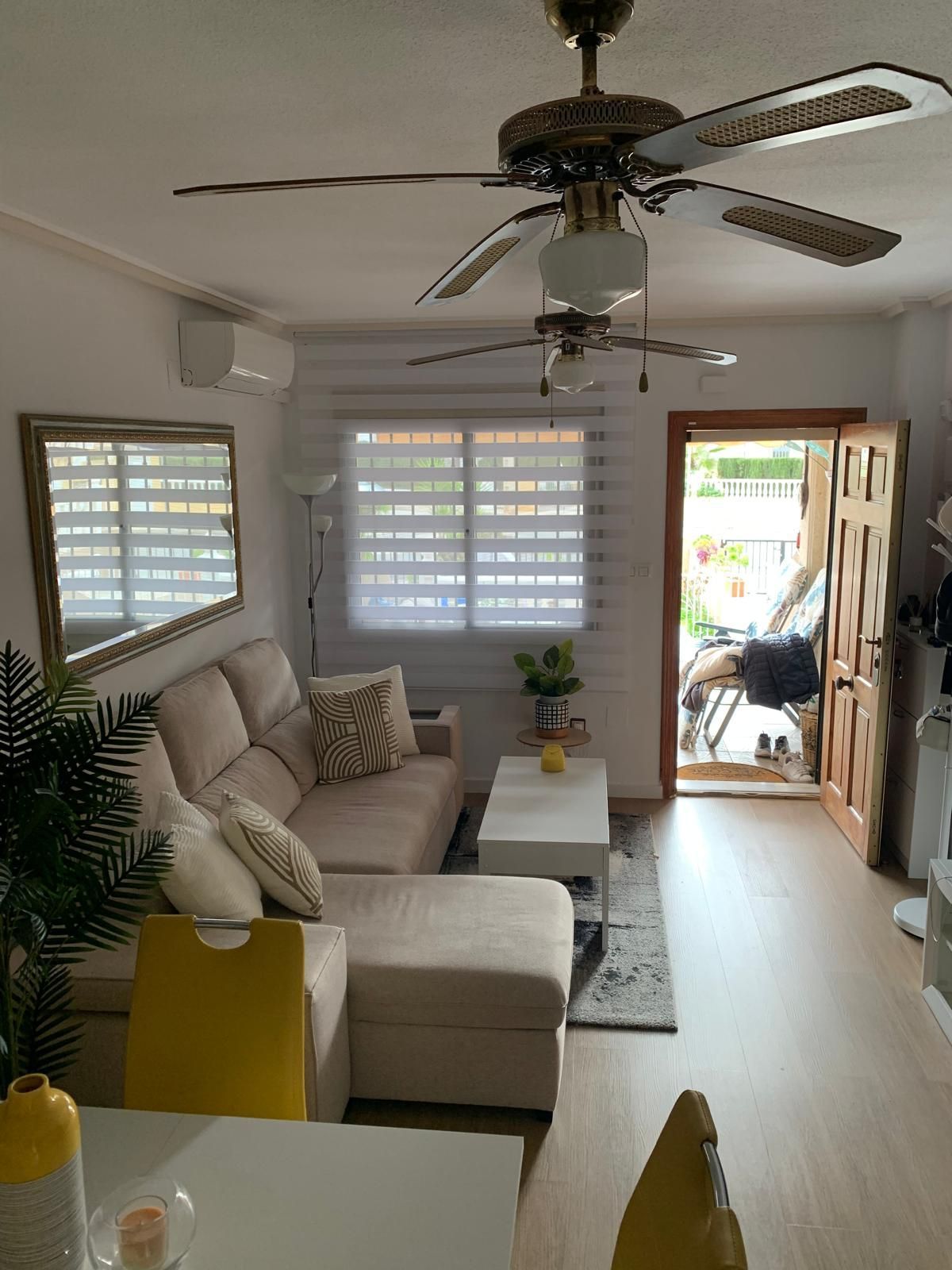 Sala de estar de Casa adosada en venta en Orihuela con Aire acondicionado, Terraza y Piscina comunitaria