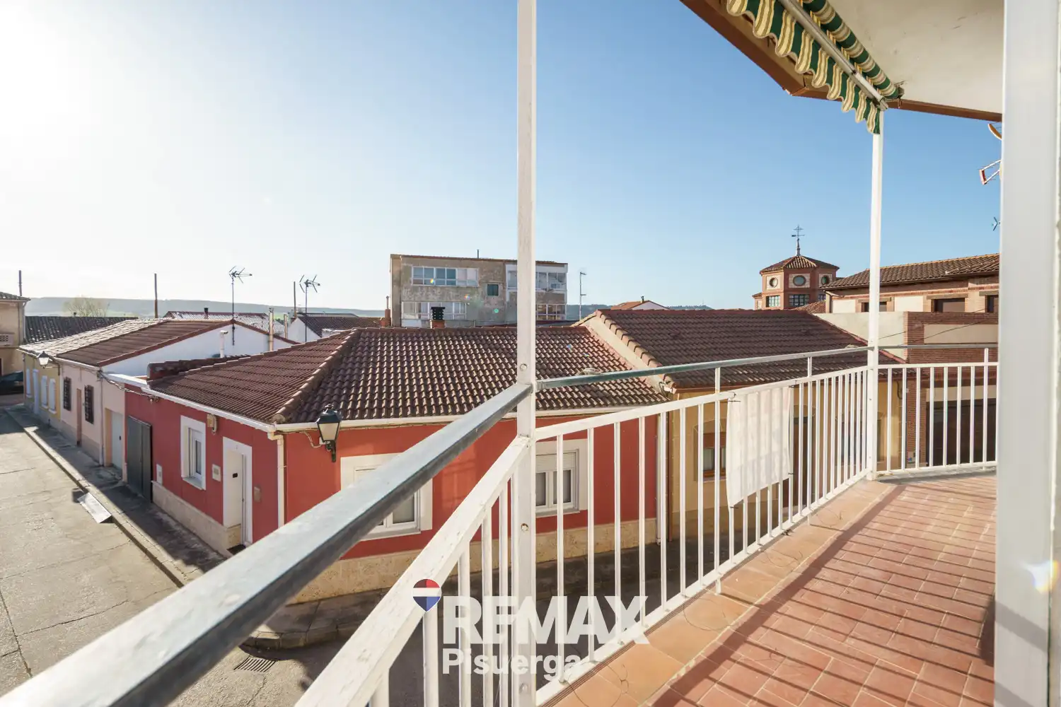 Vista exterior de Casa o xalet en venda en Venta de Baños amb Jardí privat, Terrassa i Traster