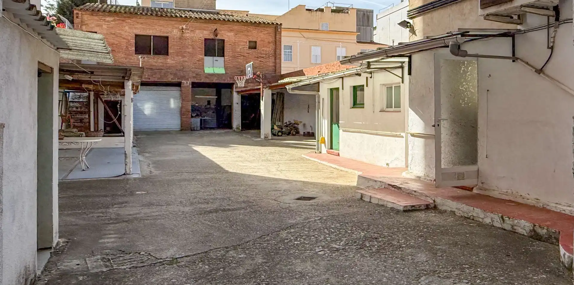 Vista exterior de Casa o chalet en venta en Sant Boi de Llobregat con Aire acondicionado, Calefacción y Jardín privado