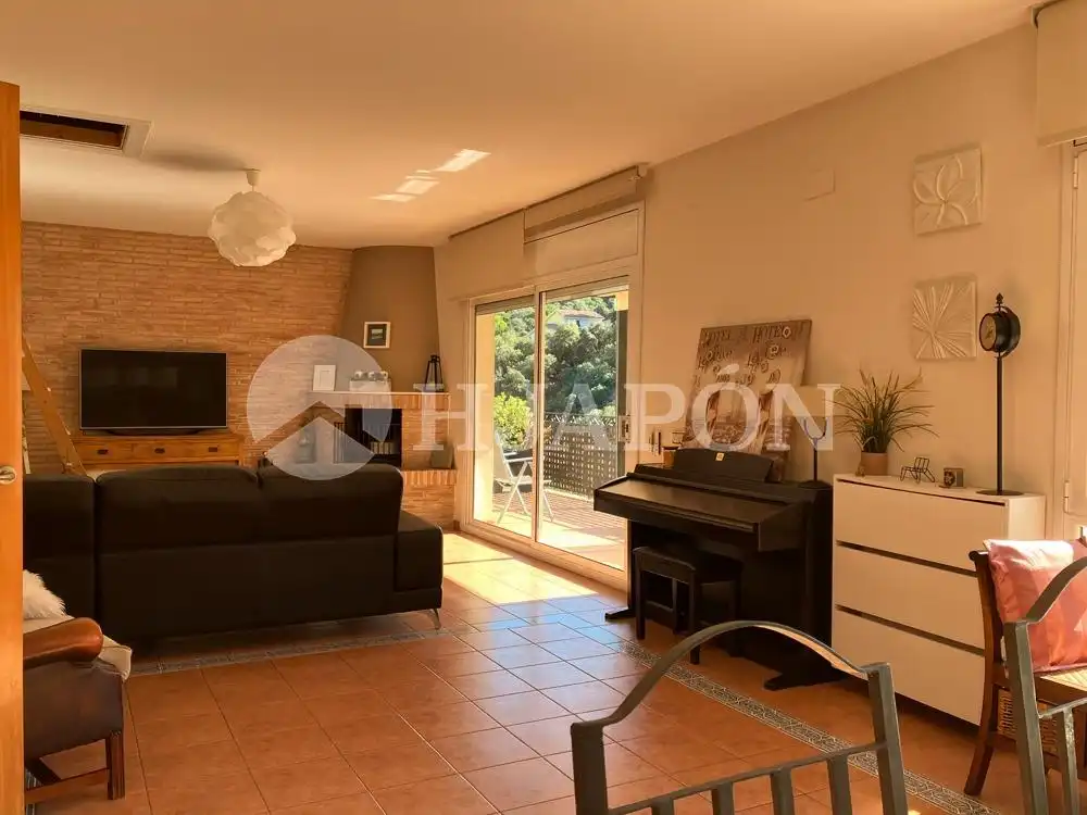 Sala d'estar de Casa o xalet en venda en Alella amb Aire condicionat, Calefacció i Jardí privat