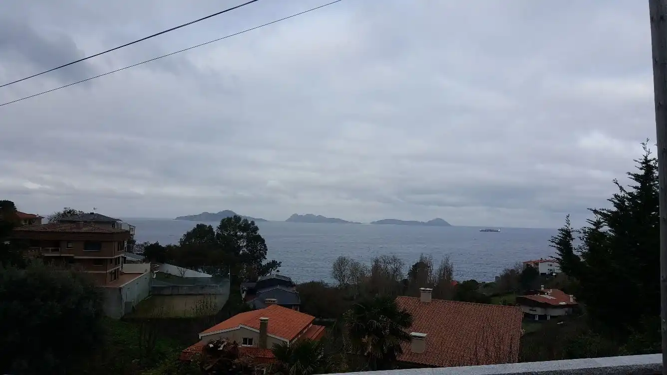 Vista exterior de Casa o xalet en venda en Vigo  amb Jardí privat, Parquet i Terrassa