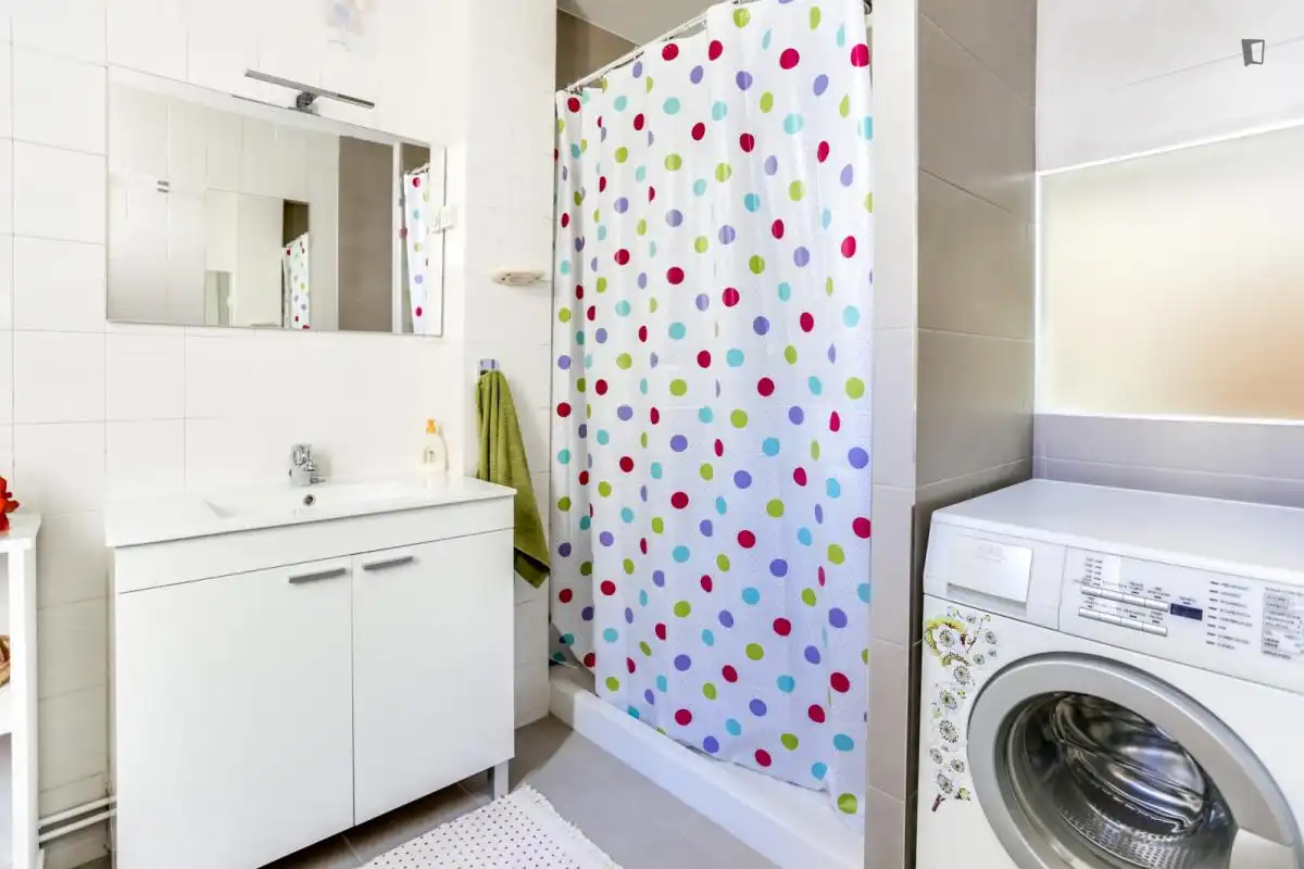 Bany de Apartament de lloguer en Madrid amb Aire condicionat, Moblat i Rentadora