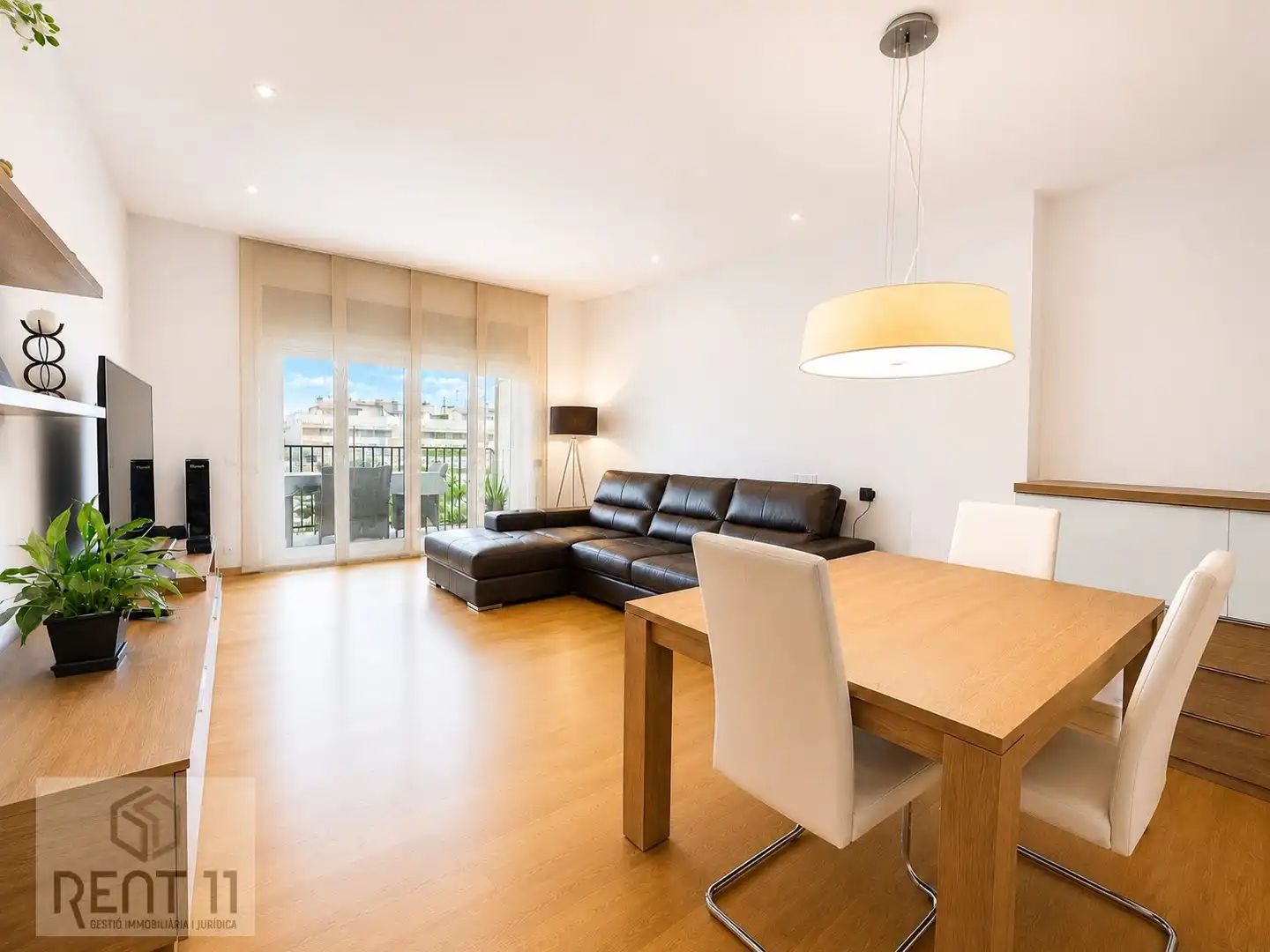 Living room of Flat for sale in Girona  with Air Conditioner, Heating and Terrace