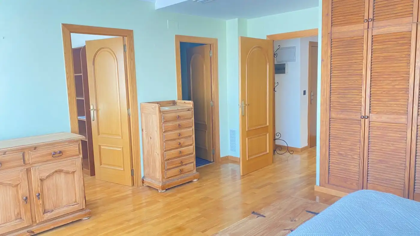 Schlafzimmer von Dachboden zum Verkauf in Silla mit Klimaanlage, Heizung und Parkett