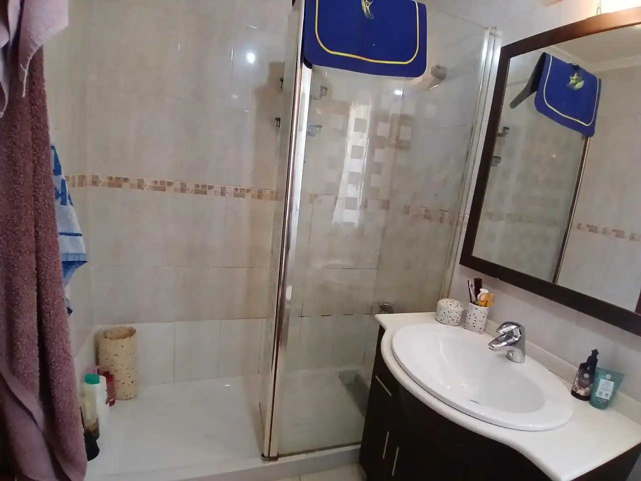 Badezimmer von Einfamilien-Reihenhaus zum Verkauf in Castro-Urdiales mit Heizung, Privatgarten und Terrasse