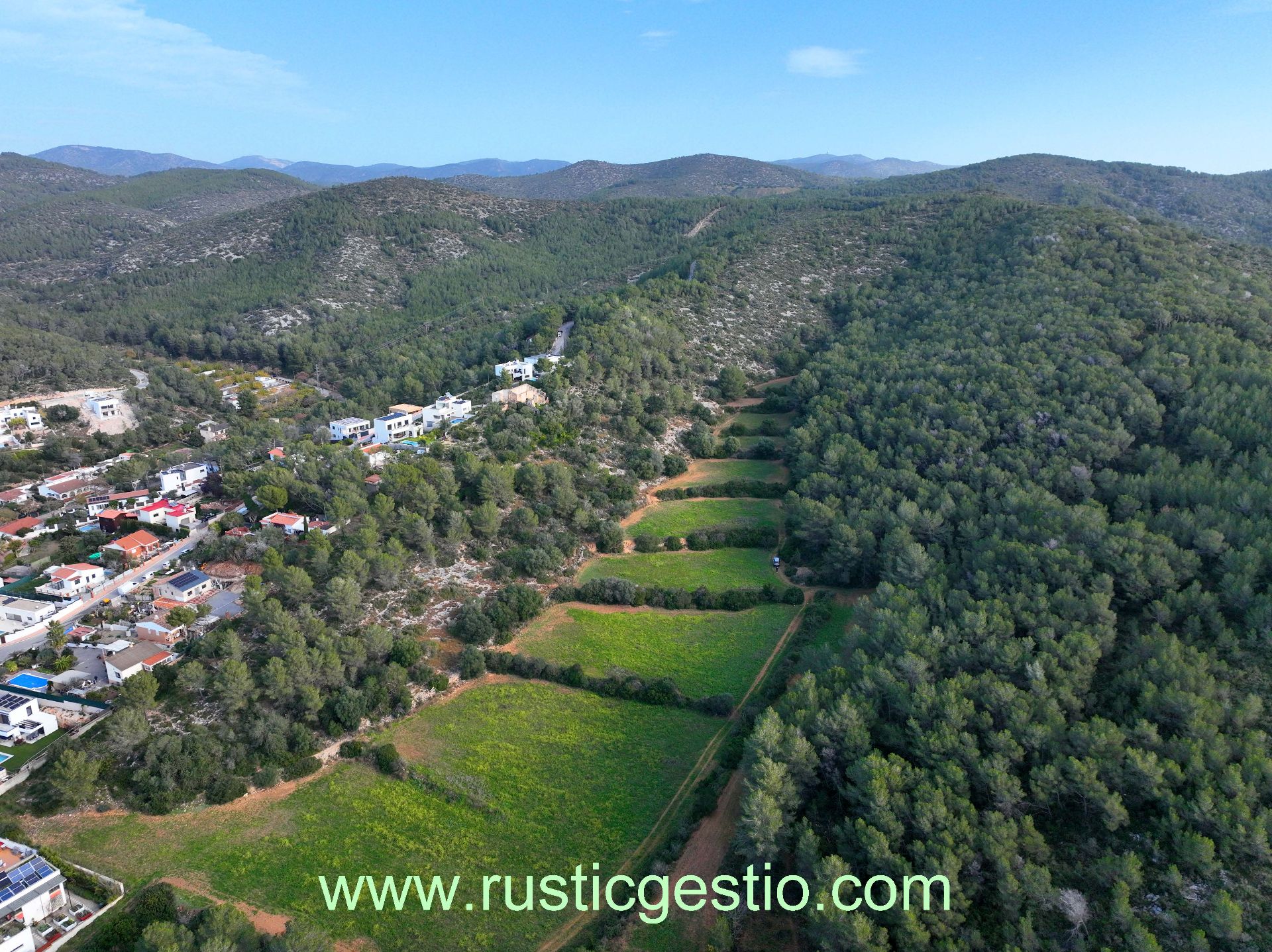 Vista exterior de Finca rústica en venda en Sant Pere de Ribes amb Jardí privat