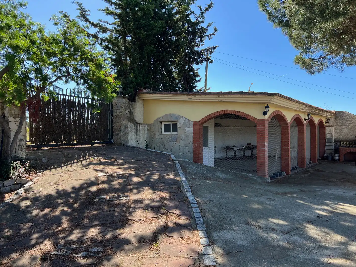 Vista exterior de Casa o xalet en venda en Mataró amb Aire condicionat, Jardí privat i Terrassa