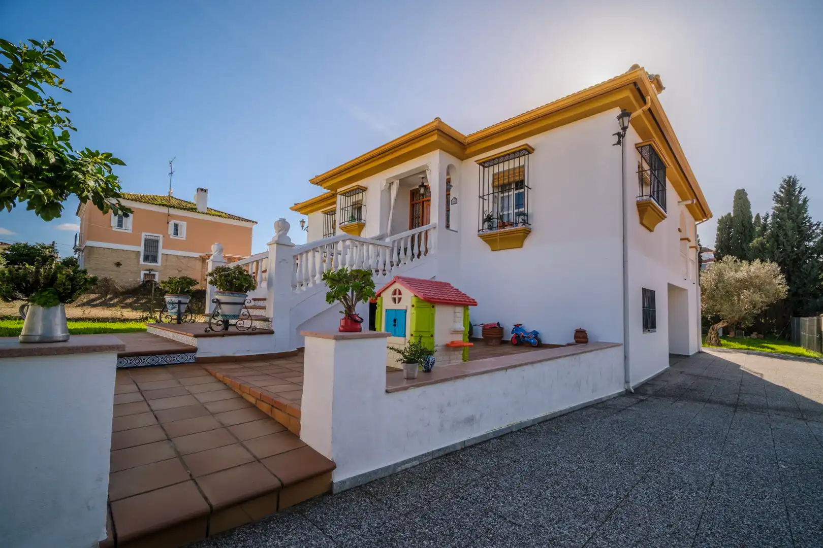 Vista exterior de Casa o xalet en venda en Montequinto amb Jardí privat, Terrassa i Moblat