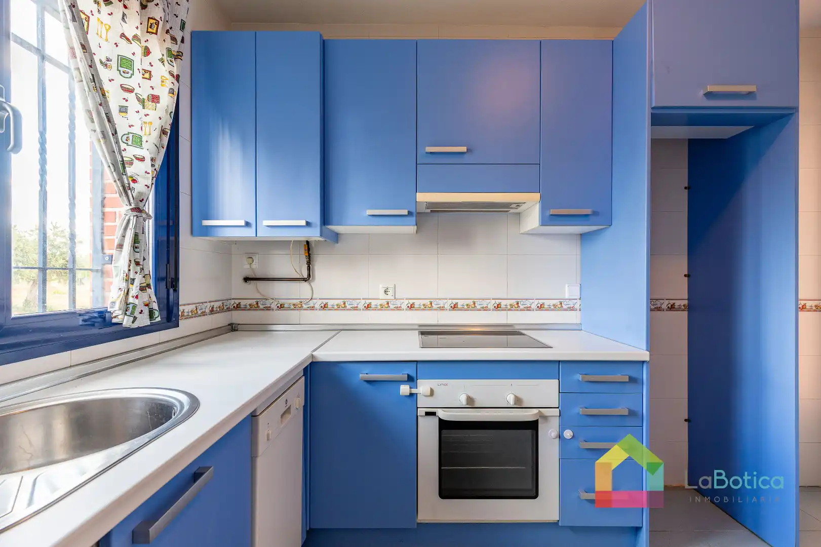 Cocina de Casa adosada en venta en Burguillos de Toledo con Calefacción, Jardín privado y Terraza