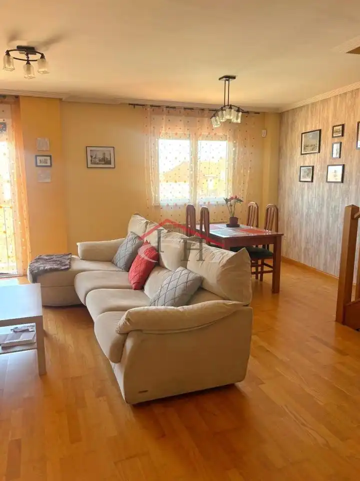 Sala de estar de Dúplex en venta en San Andrés del Rabanedo con Calefacción, Parquet y Trastero