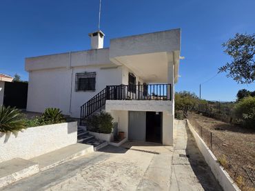 Chalet con piscina en venta en Urbanización Monrabana