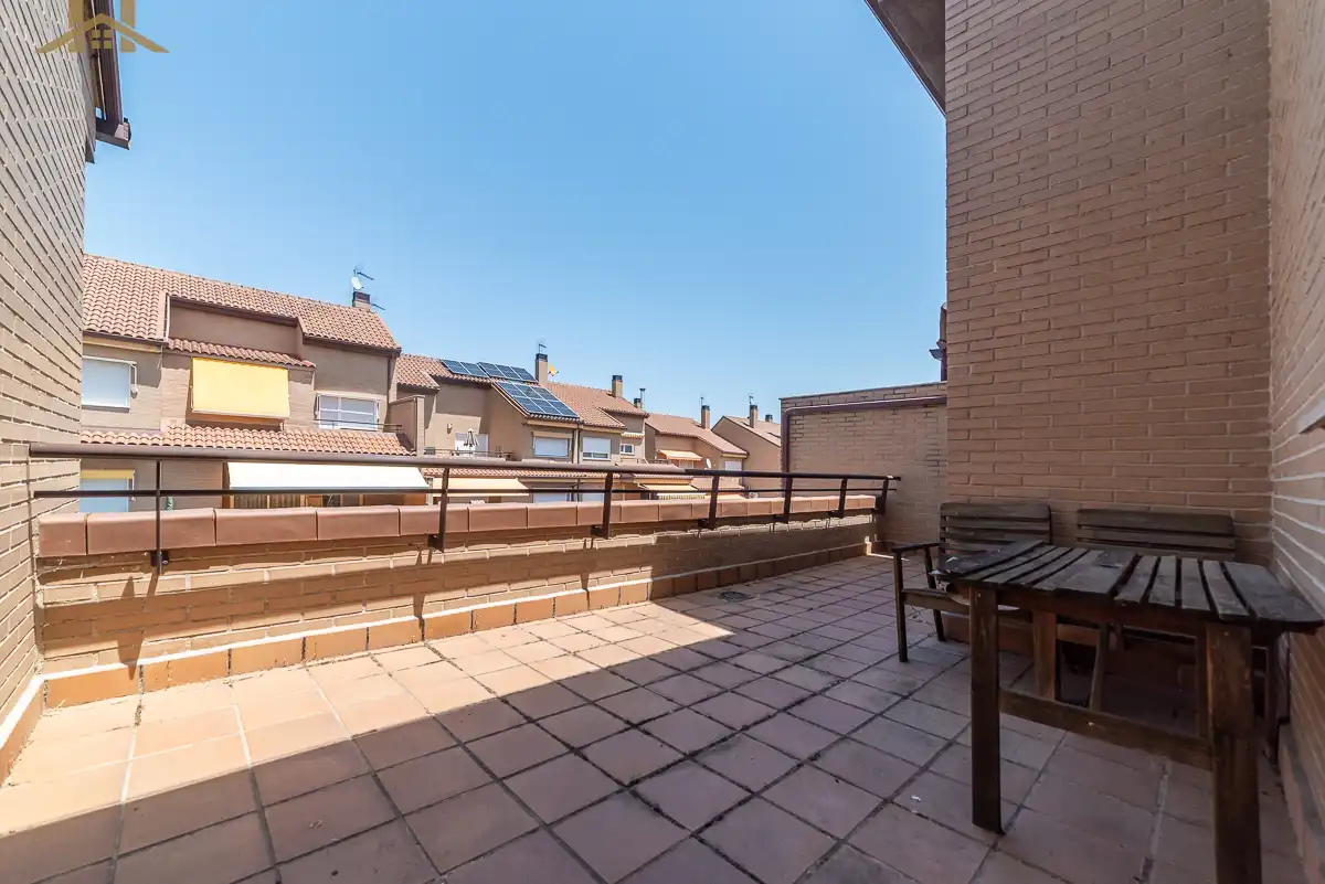 Terrassa de Casa adosada en venda en Arroyomolinos (Madrid) amb Calefacció, Jardí privat i Piscina