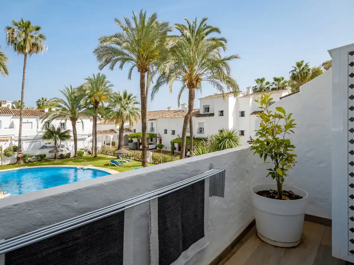 Außenansicht von Wohnung zur Miete in Marbella mit Klimaanlage, Privatgarten und Parkett