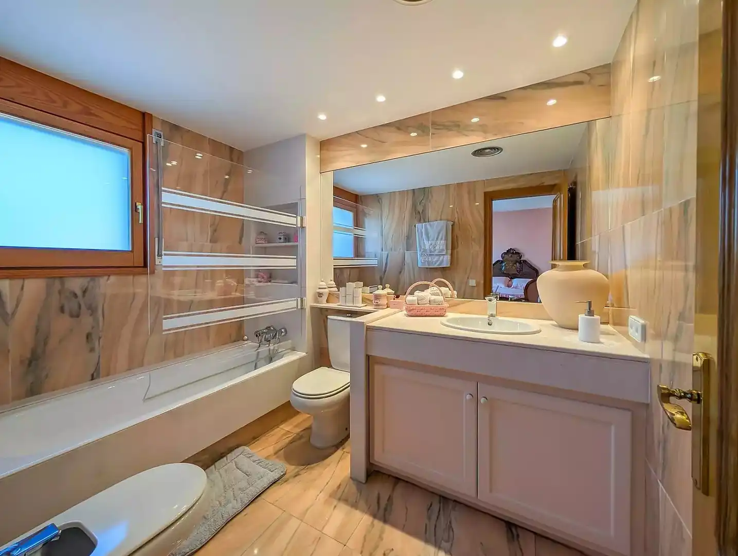 Bathroom of Houses for sale in Banyoles  with Swimming Pool and Furnished
