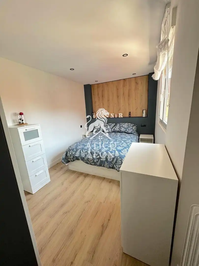 Dormitori de Apartament en venda en León Capital  amb Calefacció, Terrassa i Traster