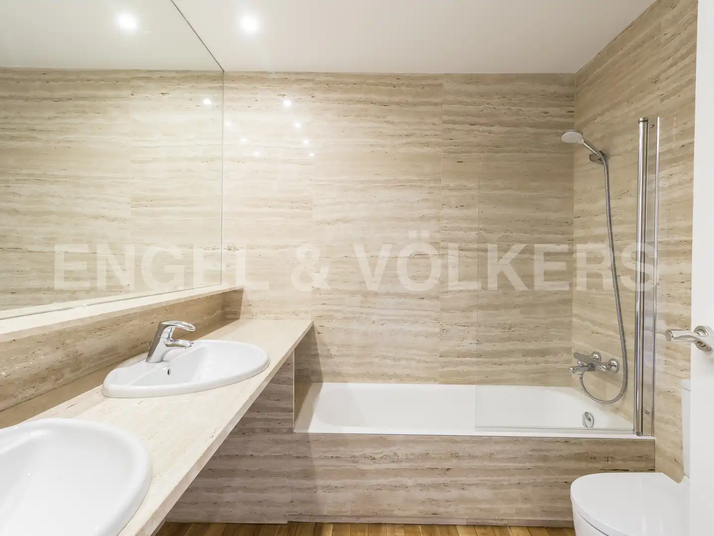 Bathroom of Houses for rent in Barcelona  with Air Conditioner, Heating and Private garden