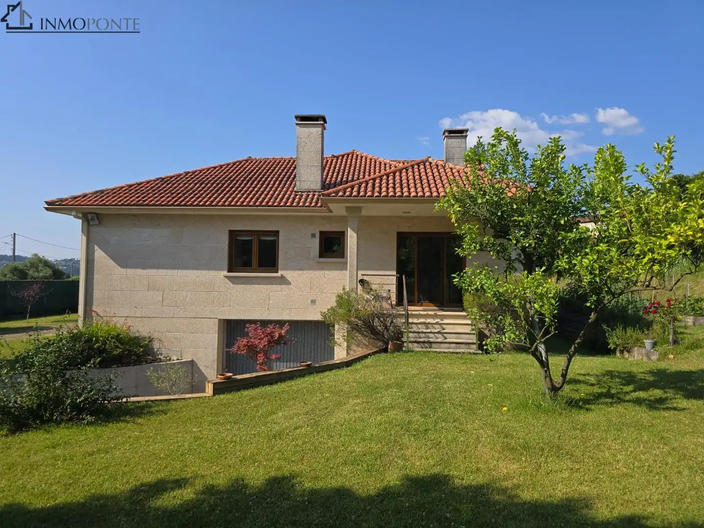 Vista exterior de Casa o xalet en venda en Pontevedra Capital  amb Calefacció, Jardí privat i Terrassa