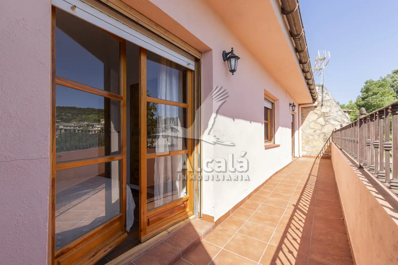 Vista exterior de Casa adosada en venda en Alocén amb Calefacció