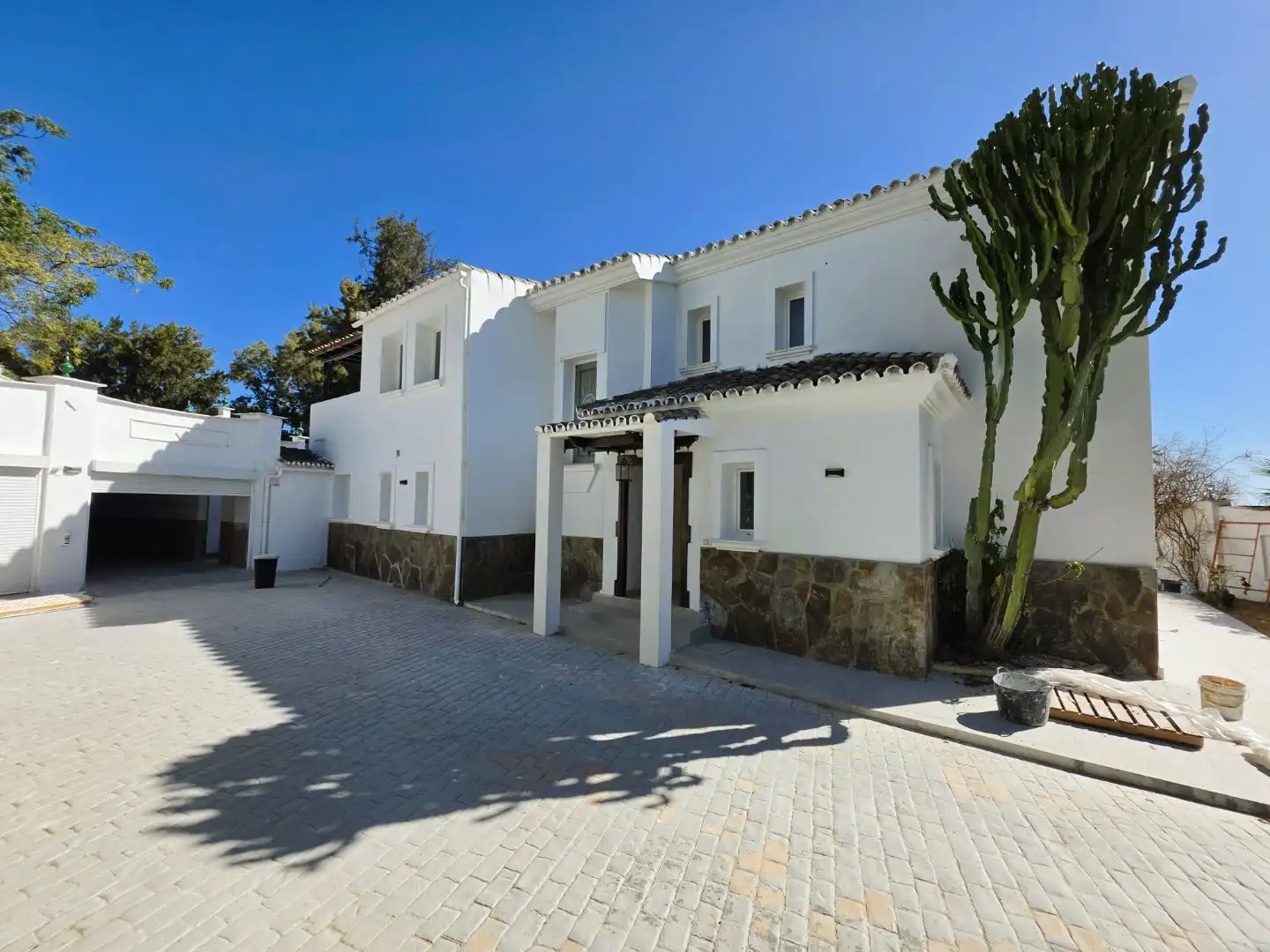 Vista exterior de Casa o xalet de lloguer en Marbella amb Jardí privat, Terrassa i Piscina