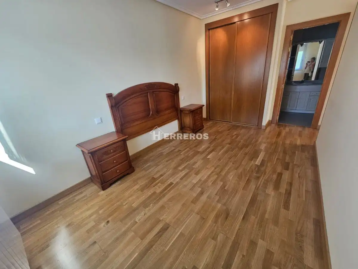 Dormitori de Pis en venda en  Logroño amb Calefacció, Parquet i Traster