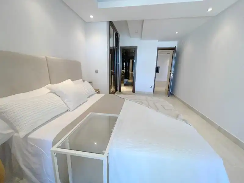 Habitación de Piso de alquiler en Estepona con Jardín privado, Terraza y Amueblado