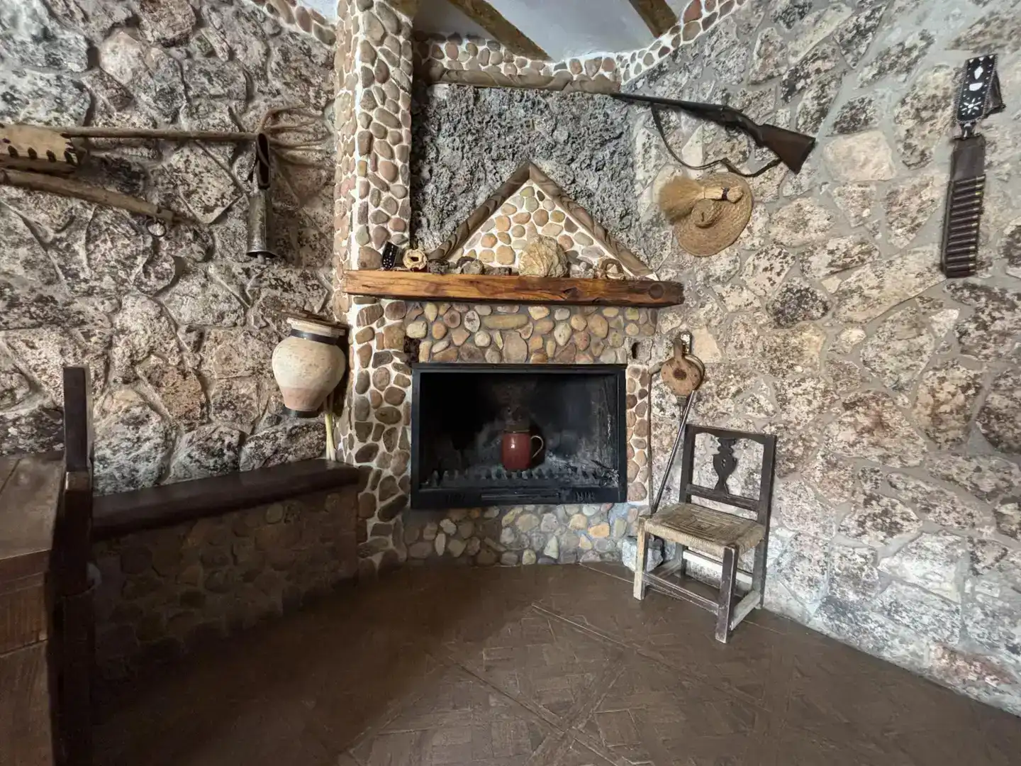 Sala d'estar de Casa adosada en venda en Robledo amb Parquet, Traster i Moblat