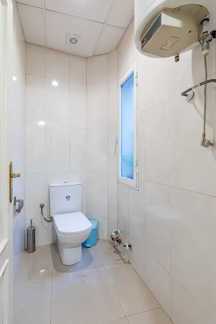 Badezimmer von Büro zum Verkauf in Tetuán