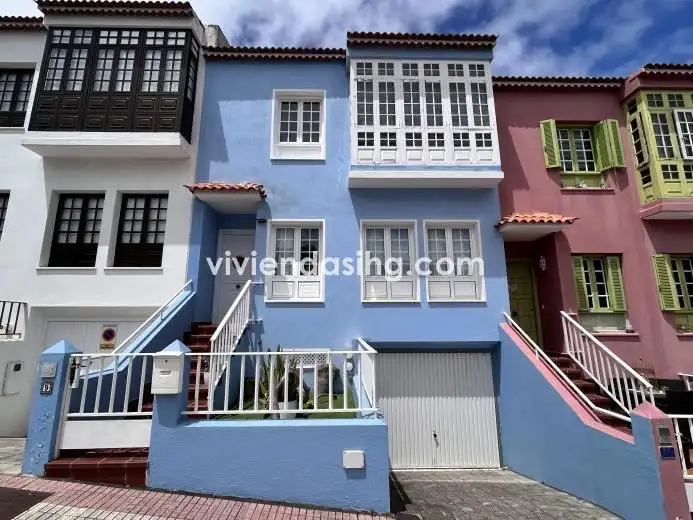 Außenansicht von Einfamilien-Reihenhaus zum Verkauf in La Orotava mit Terrasse und Balkon