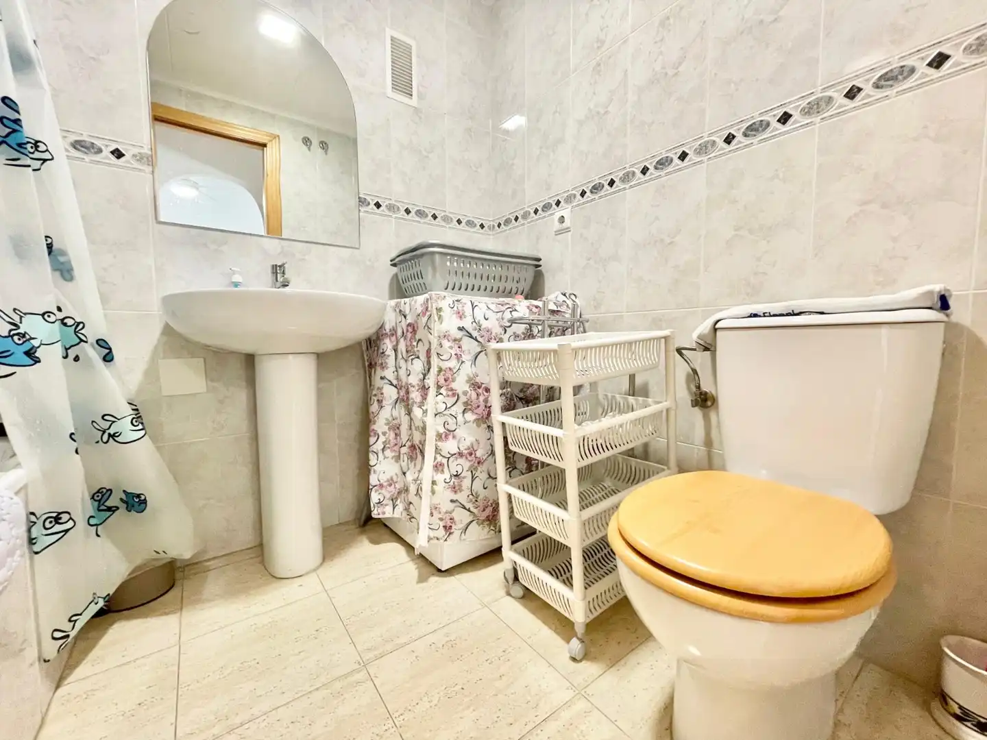 Bany de Apartament de lloguer en Torrevieja amb Calefacció, Terrassa i Piscina