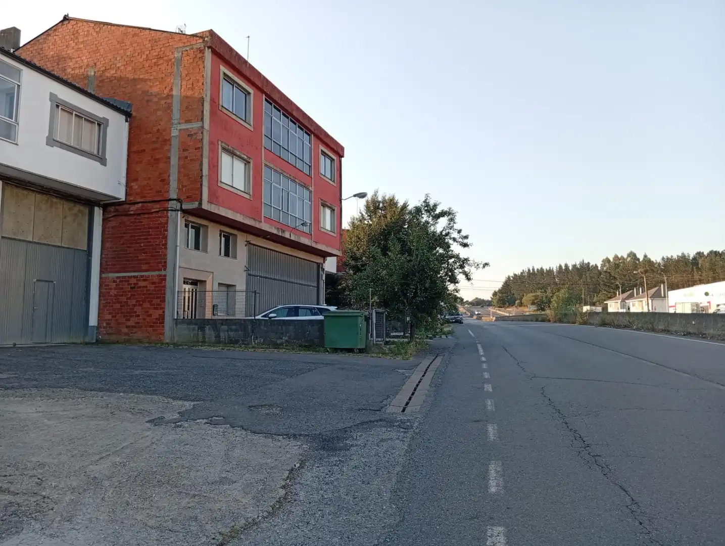 Vista exterior de Nau industrial en venda en Outeiro de Rei