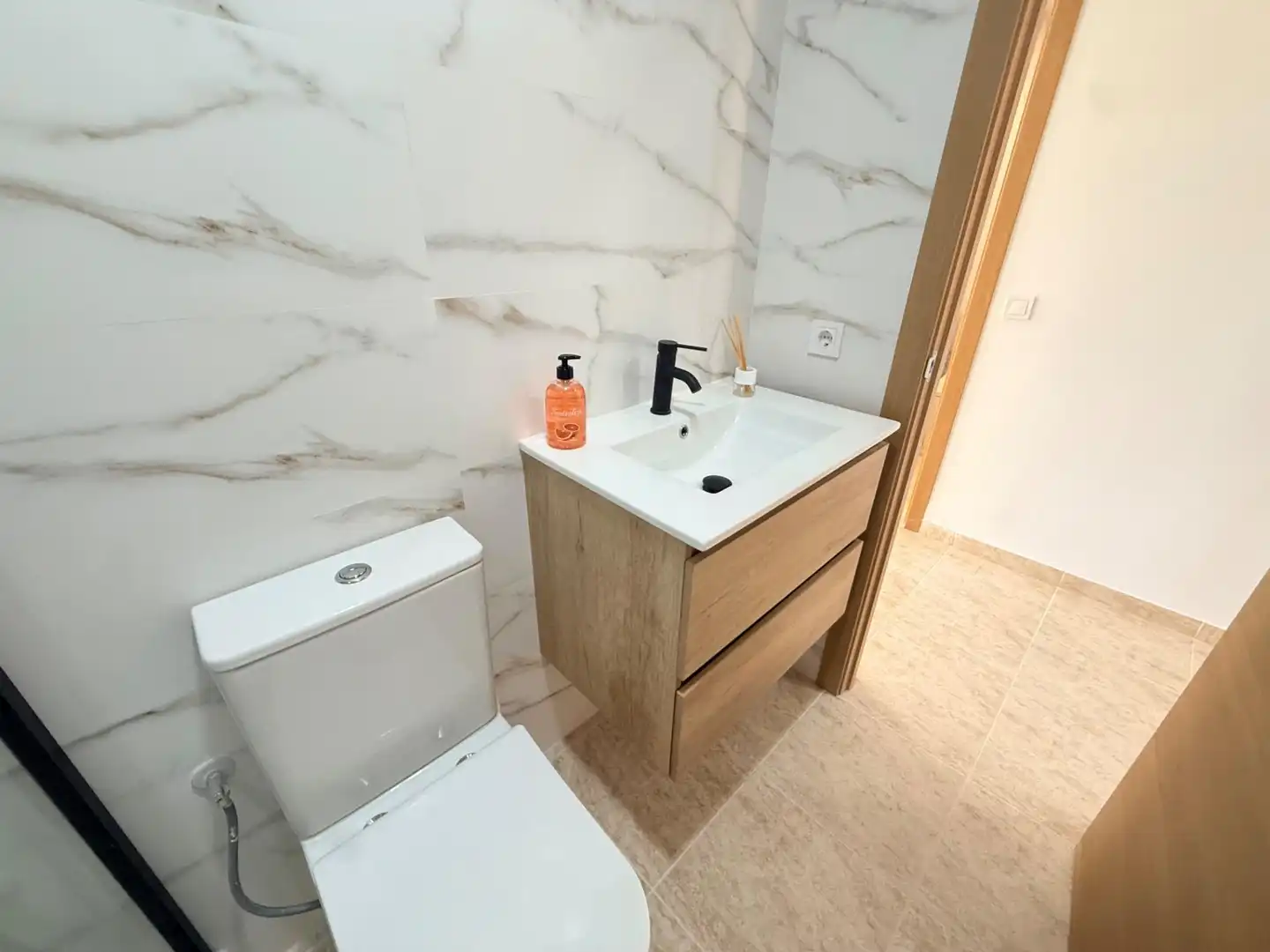 Baño de Piso en venta en Roquetas de Mar con Jardín privado, Terraza y Piscina comunitaria