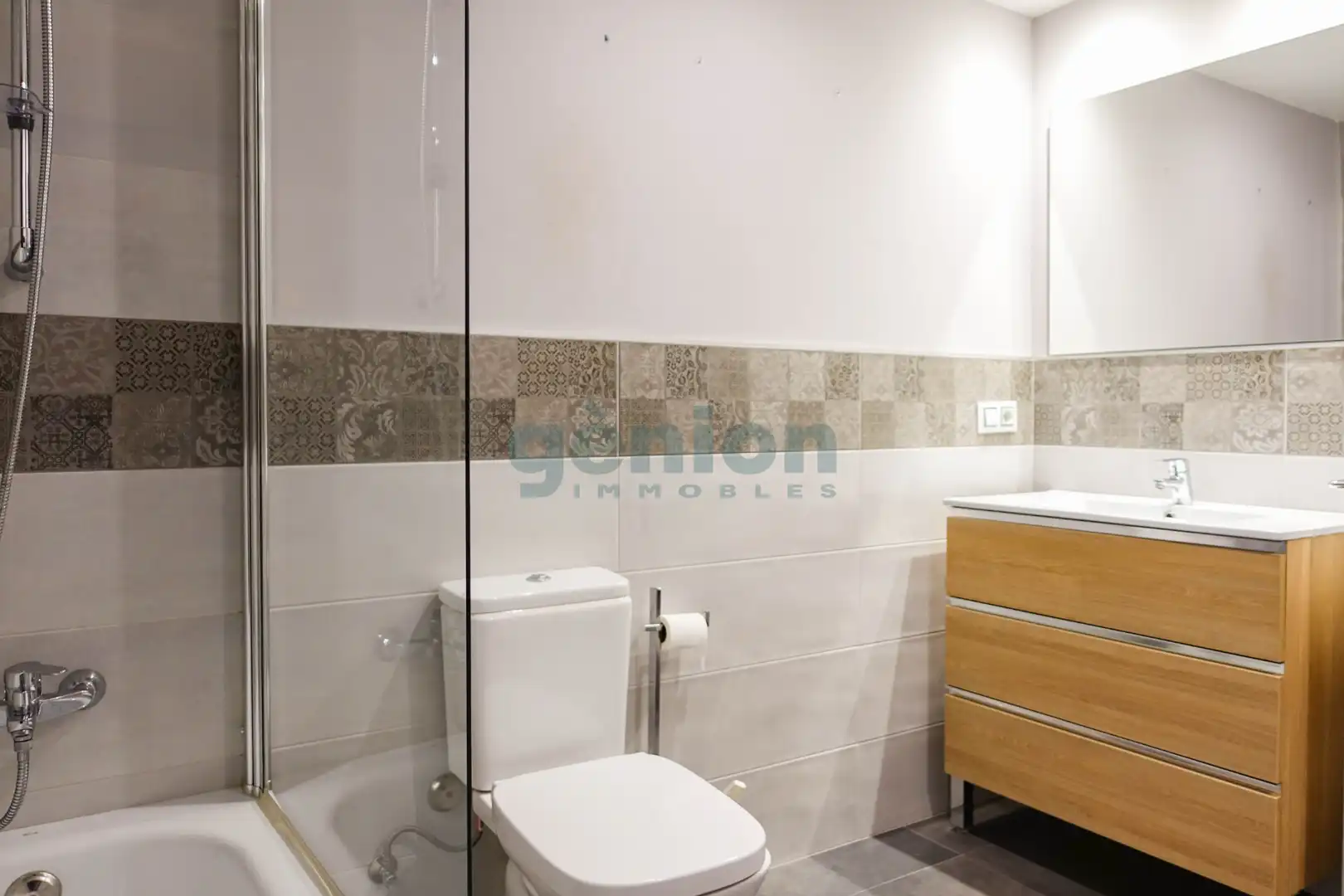 Bathroom of Flat for sale in Girona  with Air Conditioner and Heating