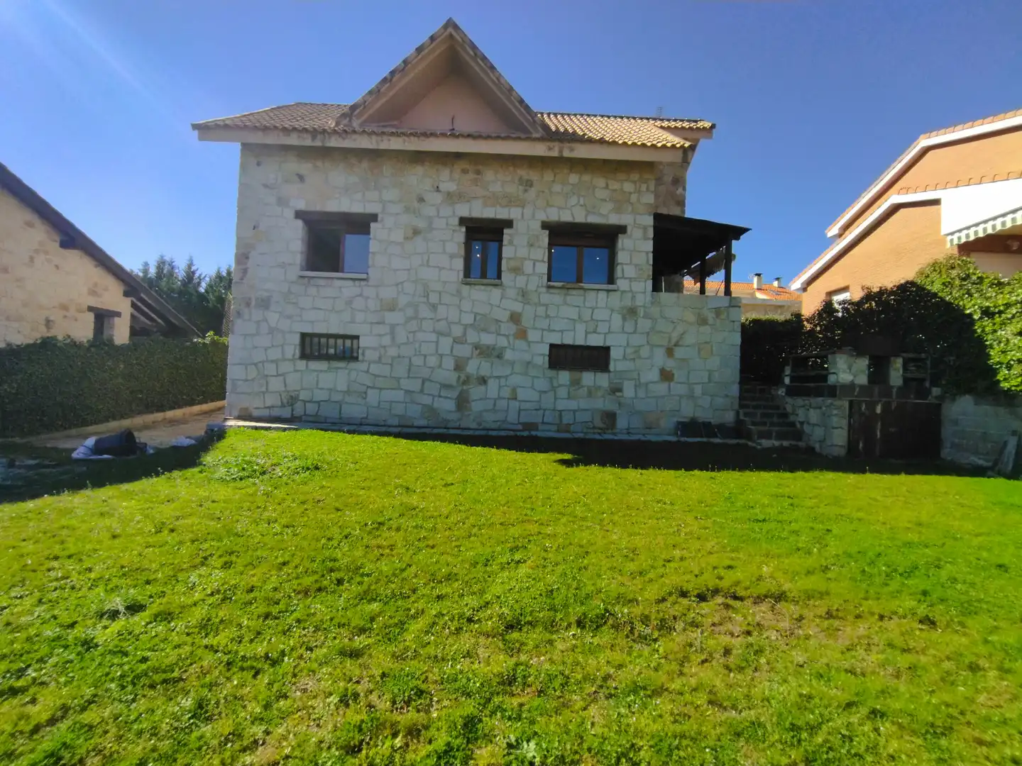 Vista exterior de Casa o xalet en venda en Guadalix de la Sierra amb Jardí privat, Terrassa i Traster