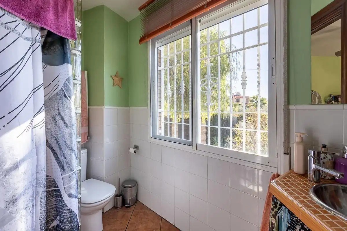Bany de Casa o xalet en venda en Las Gabias amb Calefacció, Jardí privat i Terrassa