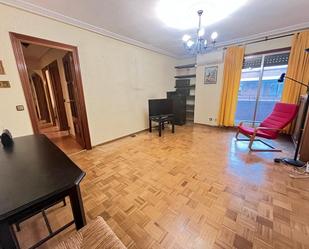 Living room of Flat for sale in Parla  with Air Conditioner, Heating and Parquet flooring