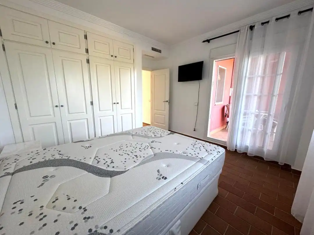 Schlafzimmer von Einfamilien-Reihenhaus zum Verkauf in Sotogrande mit Klimaanlage, Heizung und Privatgarten