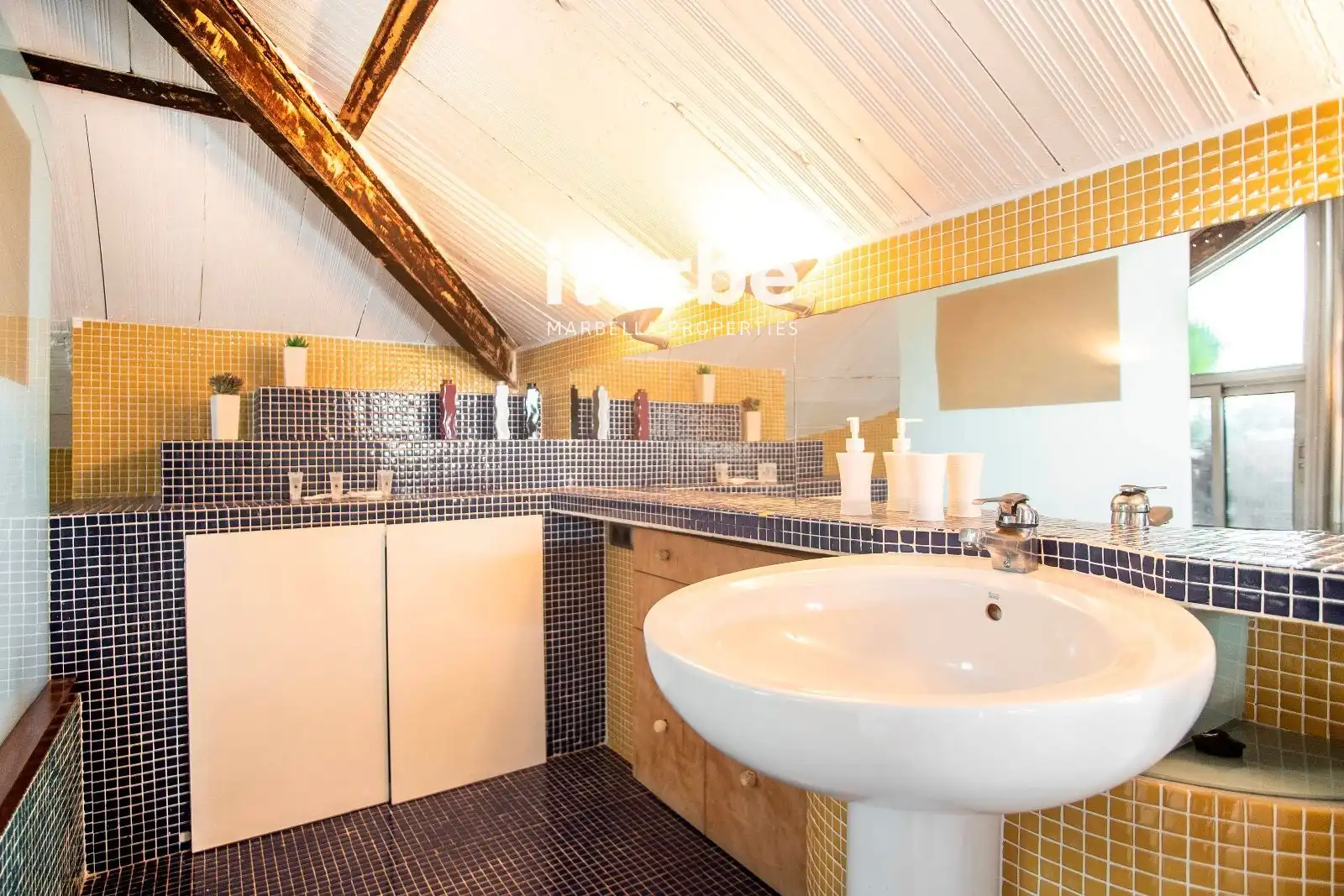 Badezimmer von Dachboden zur Miete in Fuengirola mit Klimaanlage, Terrasse und Möbliert