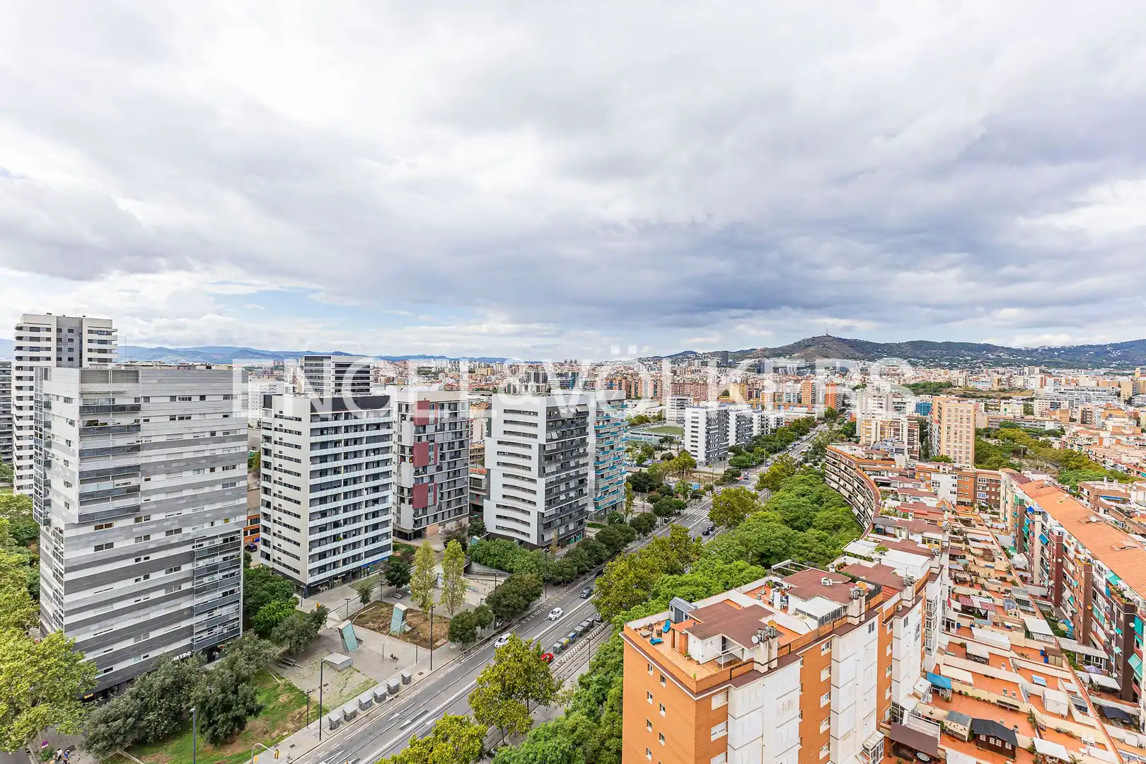 Vista exterior de Àtic en venda en L'Hospitalet de Llobregat amb Aire condicionat, Calefacció i Parquet