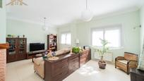 Sala d'estar de Casa adosada en venda en Miraflores de la Sierra amb Calefacció, Jardí privat i Parquet
