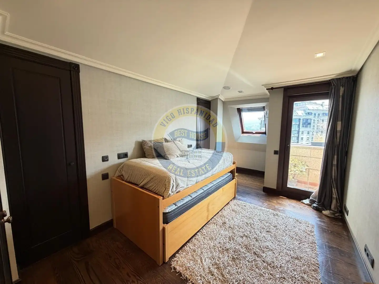 Schlafzimmer von Dachboden zur Miete in Vigo  mit Heizung, Parkett und Terrasse