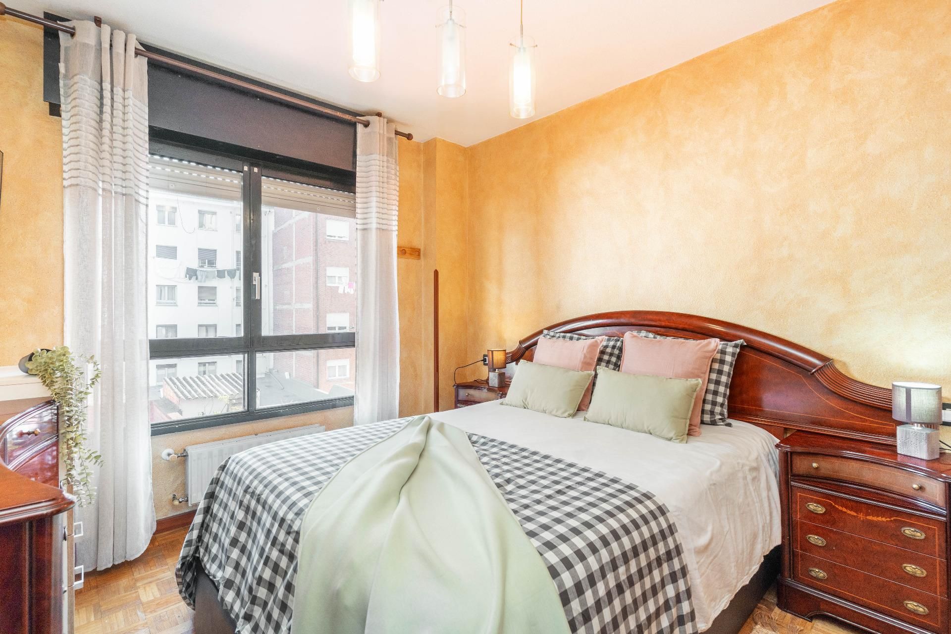 Dormitori de Pis en venda en Oviedo  amb Calefacció