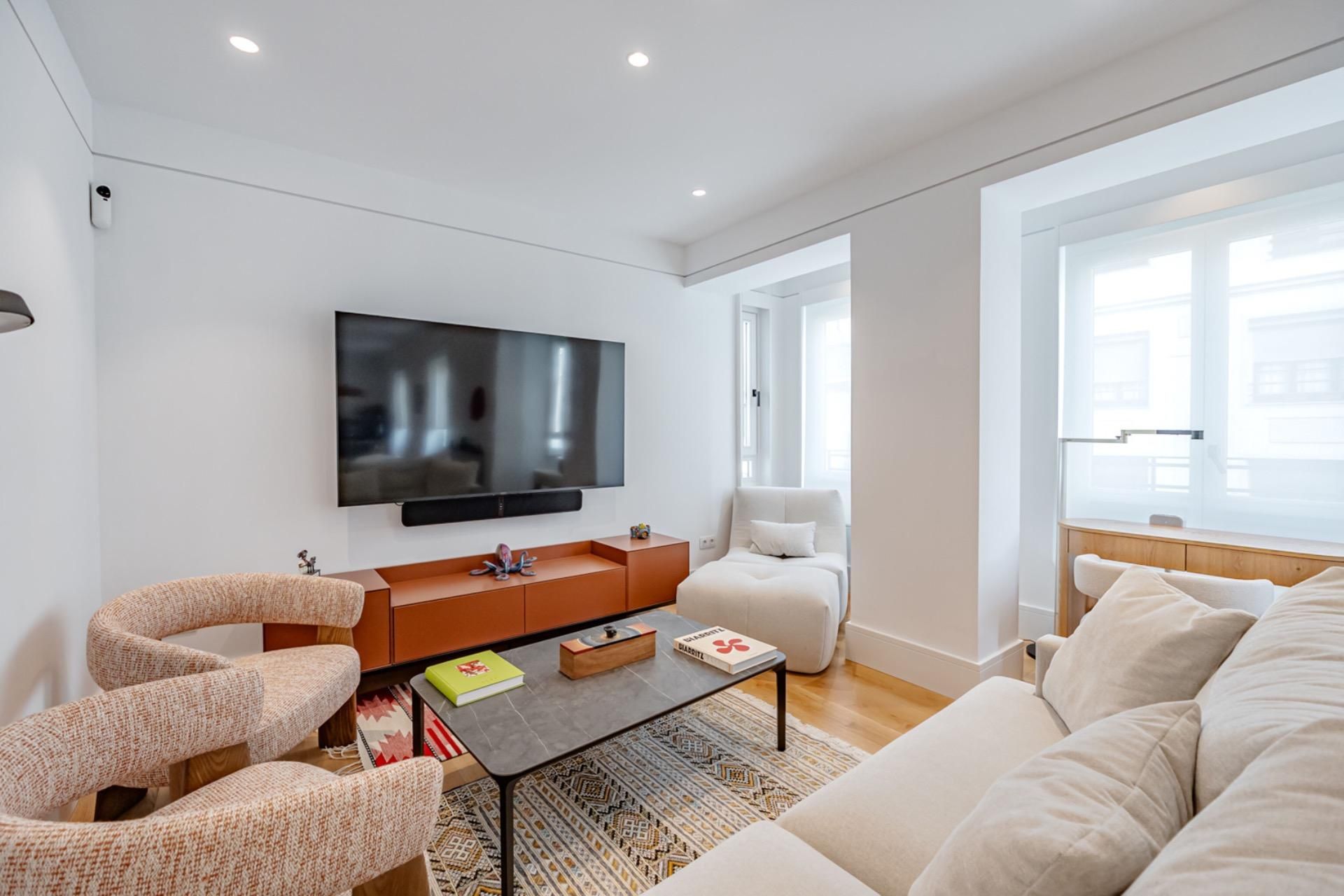 Living room of Flat for sale in  Madrid Capital  with Storage room, Alarm and Community pool